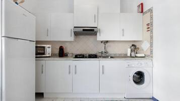 Refrigerador, microondas, parrilla de estufa y cafetera y tetera