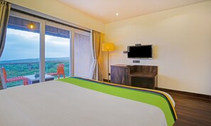 Quarto premium | Escrivaninha, ferros/tábuas de passar roupa, roupa de cama