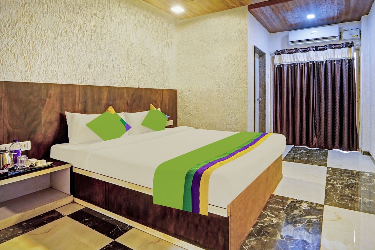 Habitación estándar | Escritorio, tabla de planchar con plancha y ropa de cama