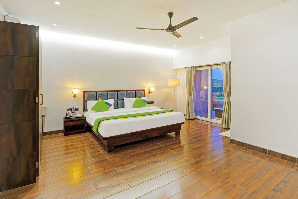 Habitación Premium | Escritorio, tabla de planchar con plancha y ropa de cama