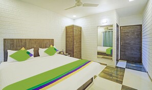 Quarto luxo | Escrivaninha, ferros/tábuas de passar roupa, roupa de cama