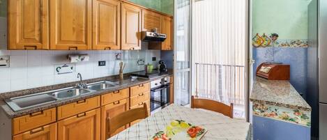 Køleskab, ovn, kogeplade, kaffe-/temaskine