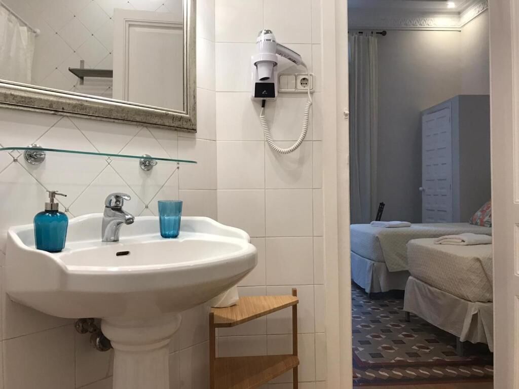 Habitacion Triple (Baño Privado) | Baño | Regadera, secadora de cabello, toallas 