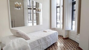Habitacion Triple (Baño Privado) - Casa Consell Bailen, Guest House  (Barcelona)