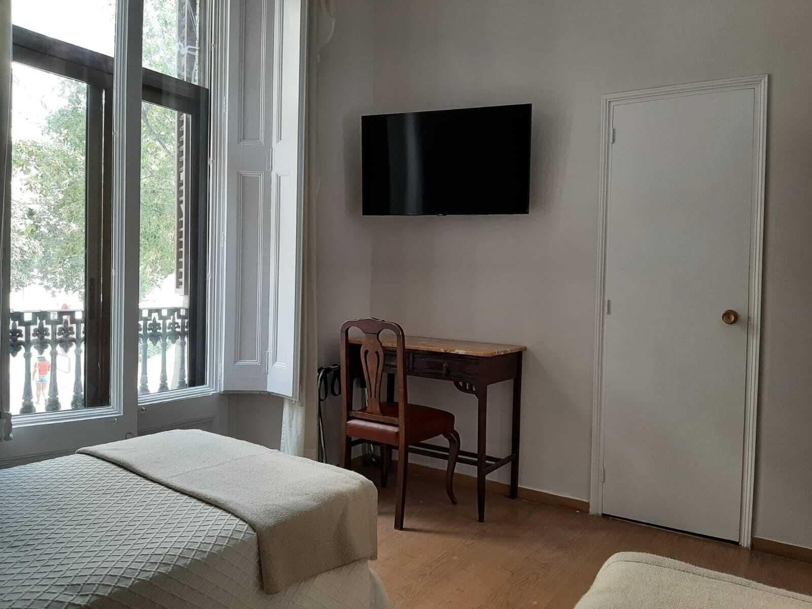 Habitación 2 camas Individuales (Baño Privado) | In-room safe, desk, laptop workspace, blackout drapes