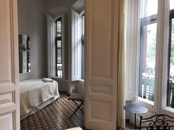 Habitacion Triple (Baño Privado) | Caja de seguridad en la habitación y escritorio