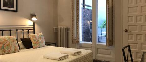 Safe på rommet, skrivebord og skrivebord for bærbar PC