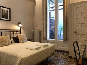 In-room safe, desk, laptop workspace, blackout curtains - Casa Consell Bailen, Guest House  (Barcelona)
