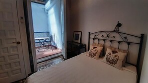 Habitación Pequeña con Terraza (Baño Privado) | In-room safe, desk, laptop workspace, blackout curtains - Casa Consell Bailen, Guest House  (Barcelona)