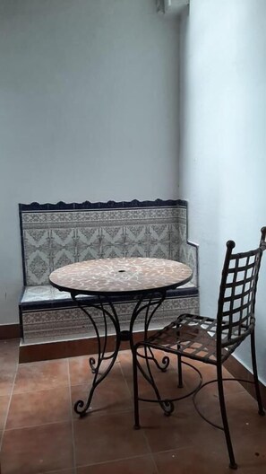 Habitación Pequeña con Terraza (Baño Privado) | 浴室 | 淋浴設備、吹風機、毛巾