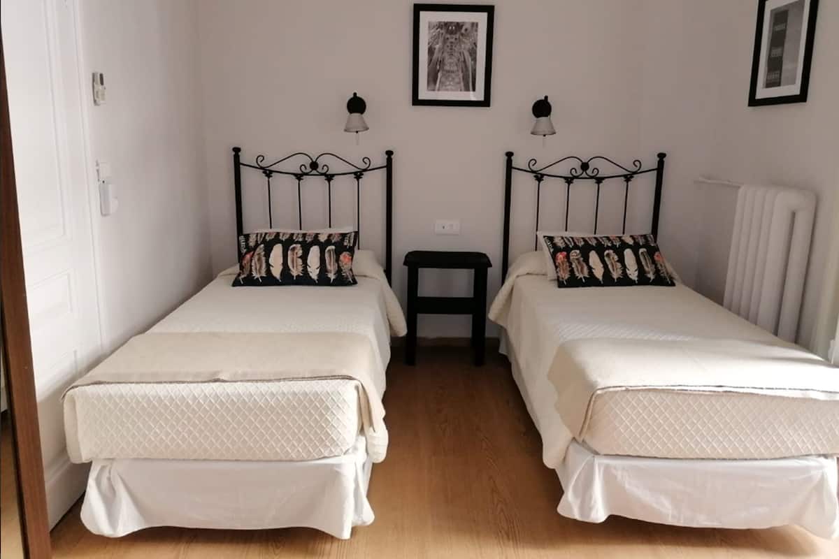 Habitación 2 camas Individuales (Baño Privado) | Een kluis op de kamer, een bureau, een laptopwerkplek