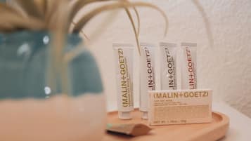 Designer-Toilettenartikel, Haartrockner, Handtücher