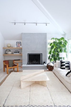 智能电视、壁炉、电脑显示器