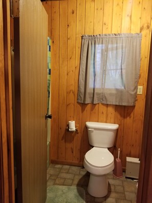 Duschwanne, Handtücher, Toilettenpapier