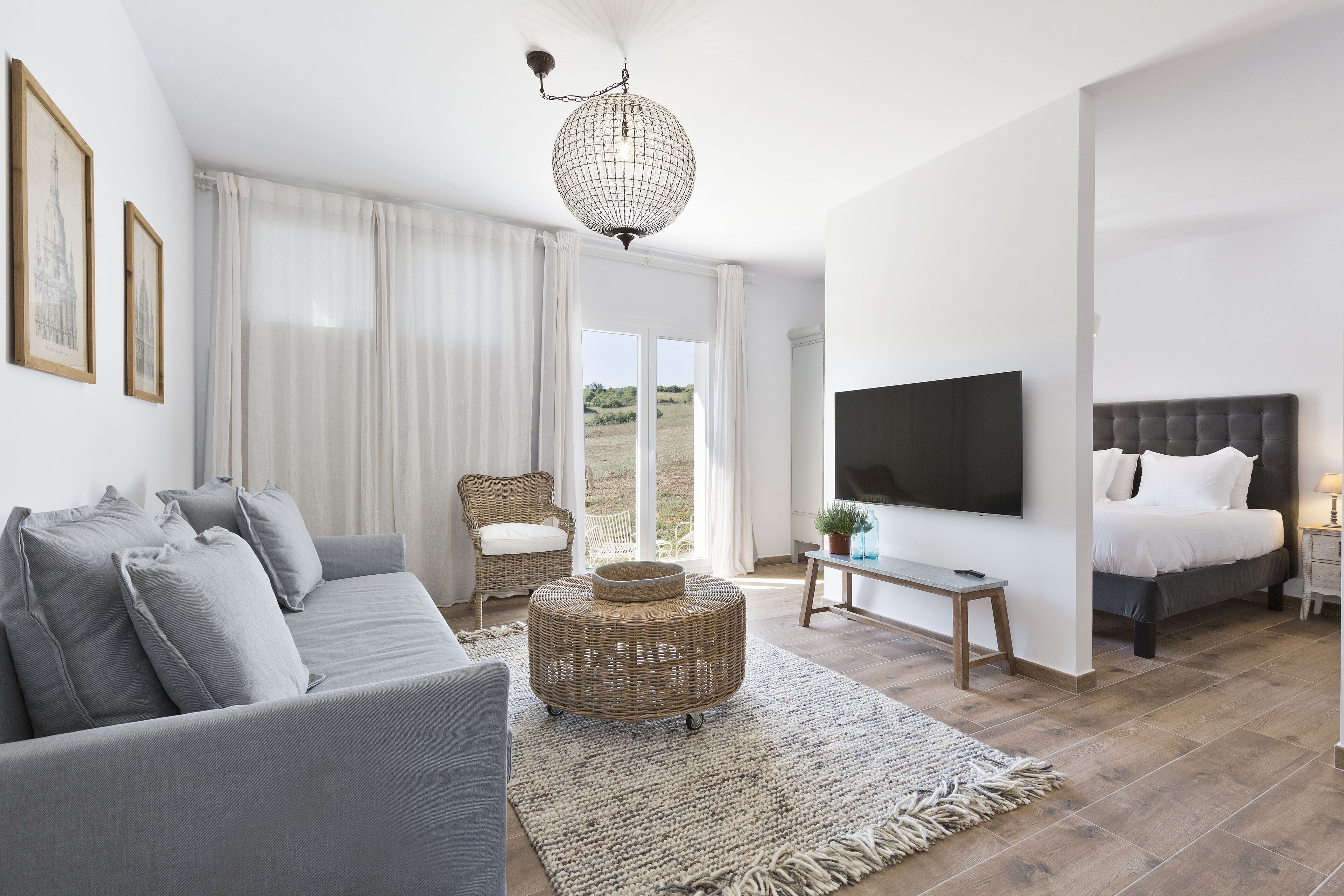 Suite estudio | Zona de estar | Smart TV de 55 pulgadas con canales por satélite, una televisión