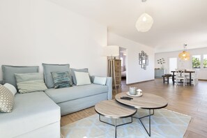 Apartment | Ruang tamu | 55 inci sebuah televisyen pintar dengan satelit, TV 