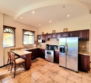 Geladeira, micro-ondas, fogão, cooktop