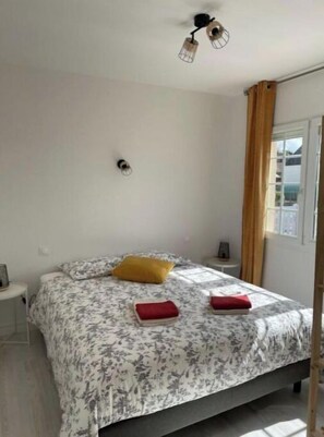 3 chambres, fer et planche à repasser, lit parapluie, Wi-Fi gratuit