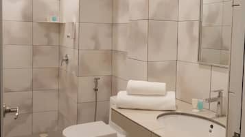 Douche, sĂšche-cheveux, serviettes fournies, savon
