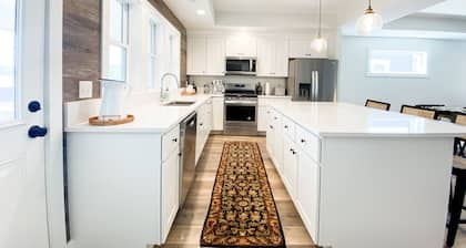 Modern New-Build w/ Screened Porch - Walk to Beach