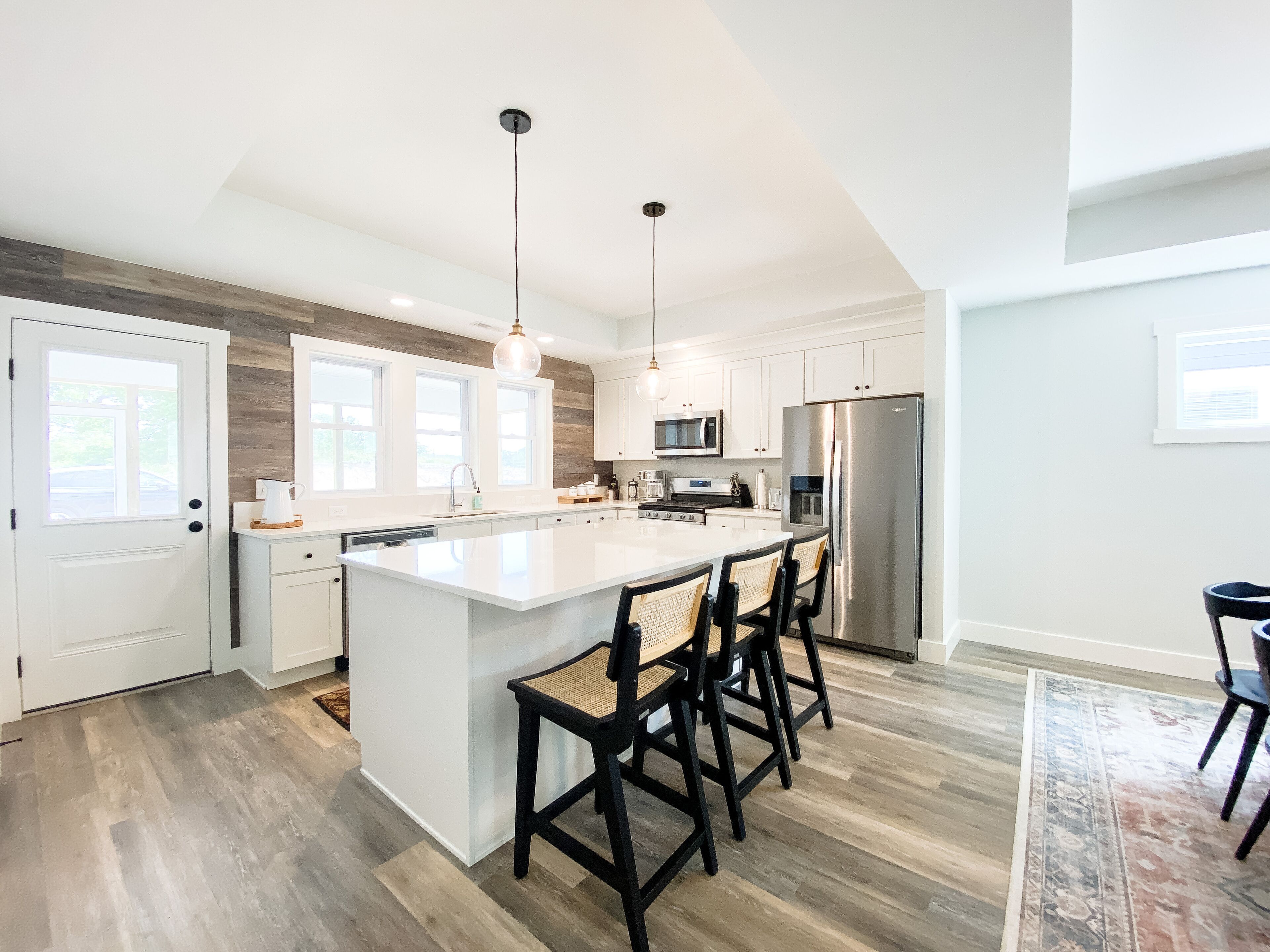 Kjøleskap, mikrobølgeovn, ovn og kokeplater