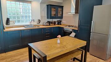 House (2 Bedrooms) | Private kitchen | Microwave, oven, electric kettle, toaster