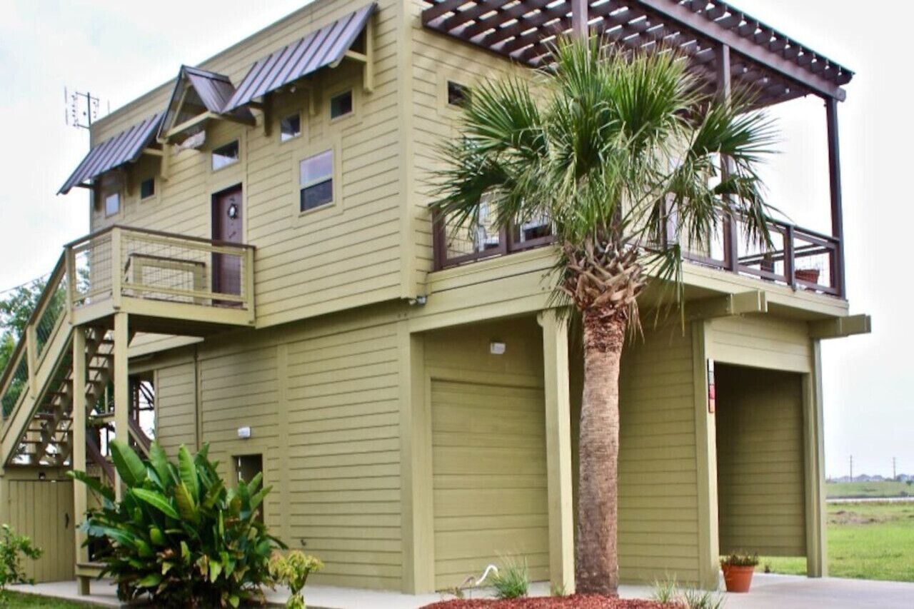Couples Retreat • Close to beach & golf • Peaceful