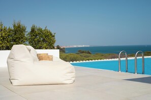 Een buitenzwembad, open van 08.00 uur tot 20.00 uur, en ligstoelen