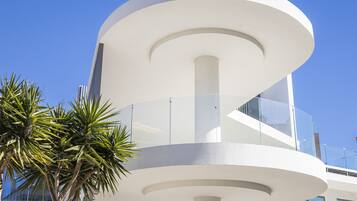 Vista frontal de la propiedad