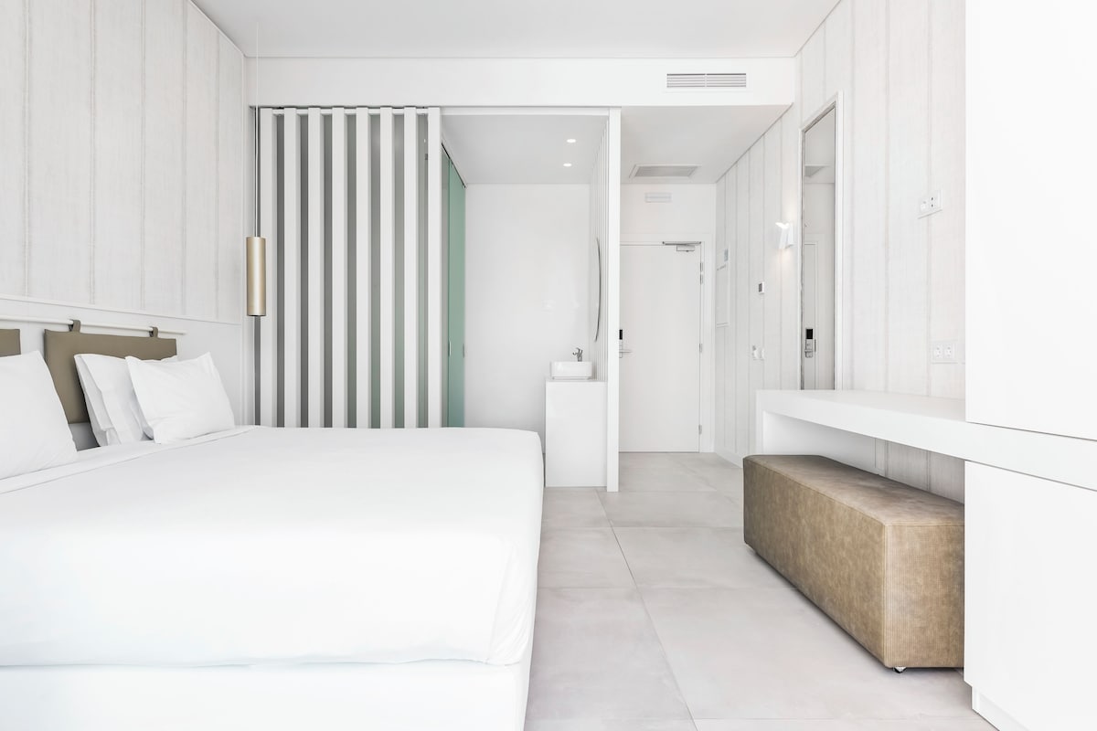 DOUBLE ROOM