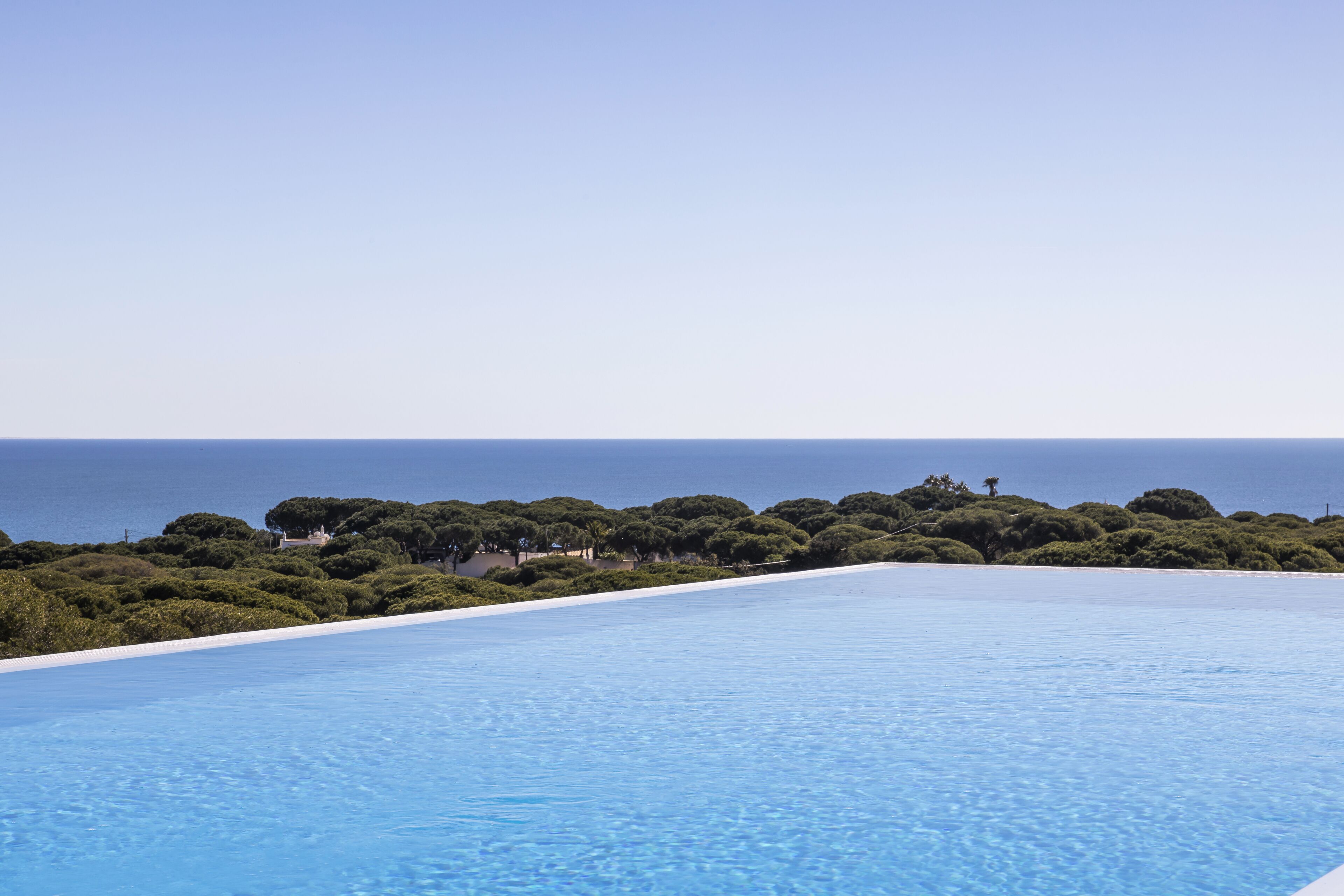 Ulkouima-allas avoinna 8.00–20.00, aurinkotuoleja