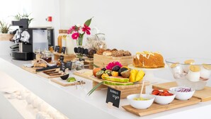 Un bufé con diversos alimentos, incluyendo frutas, verduras y productos lácteos.