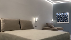 Ein modernes Schlafzimmer mit einem großen Bett, zwei Nachttischen und einer Wandleuchte.