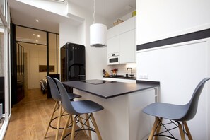 Kühlschrank, Mikrowelle, Ofen, Herdplatte