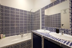 Combined shower/bathtub, hair dryer, towels, soap