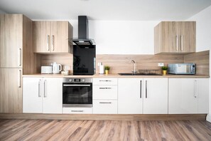 Køleskab, ovn, kogeplade, brødrister