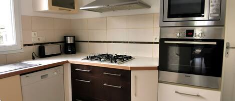 Réfrigérateur, micro-ondes, four, plaque de cuisson