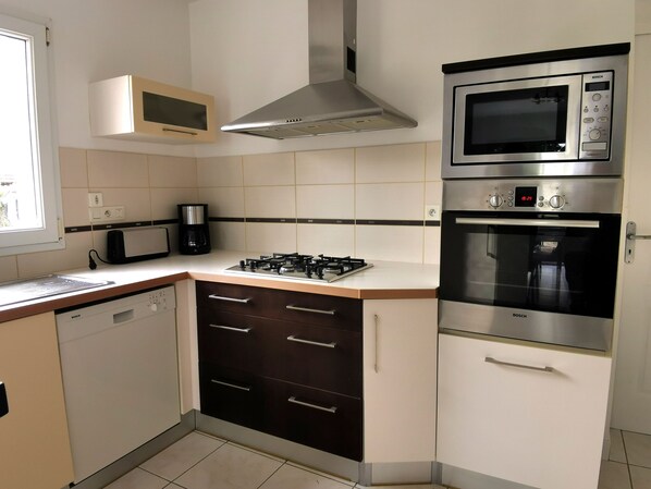 Réfrigérateur, four à micro-ondes, un four, surface de cuisson