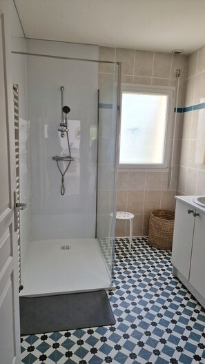 Douche, sèche-cheveux, serviettes fournies, savon