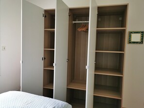 3 bedrooms, desk, iron/ironing board, travel crib