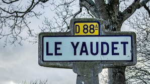 A road sign for 'LE YAUDET' with a D88A route marker.