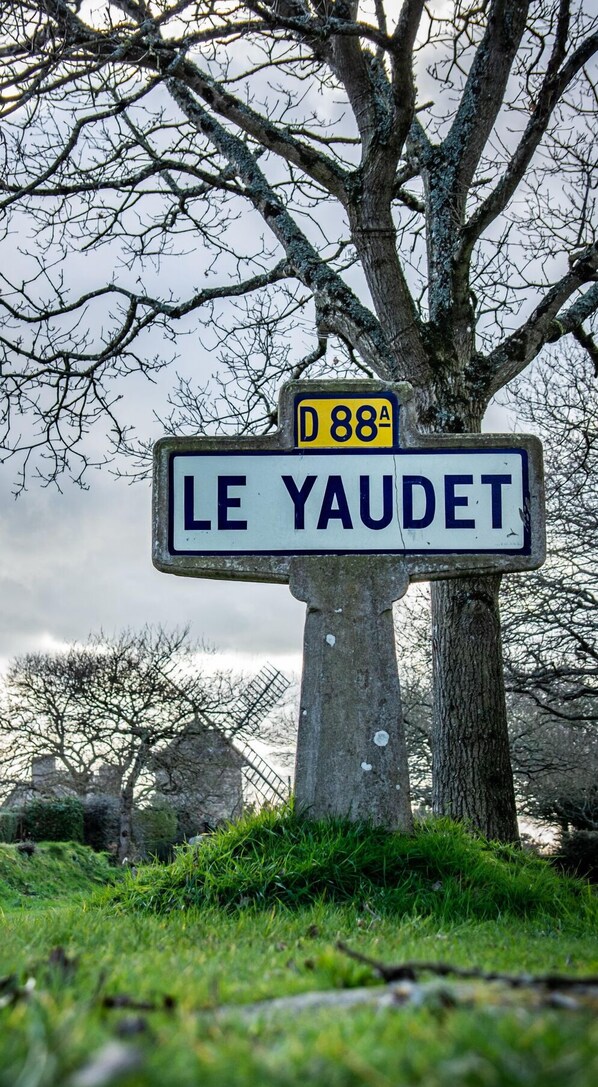 A road sign for 'LE YAUDET' with a D88A route marker. - Gîte de Kerninon, bright and spacious single-storey house (Ploulec'h)