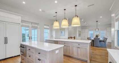 Gulf views! 2 minute walk to beach. Large pool and outdoor space! 7 bikes, LSV!