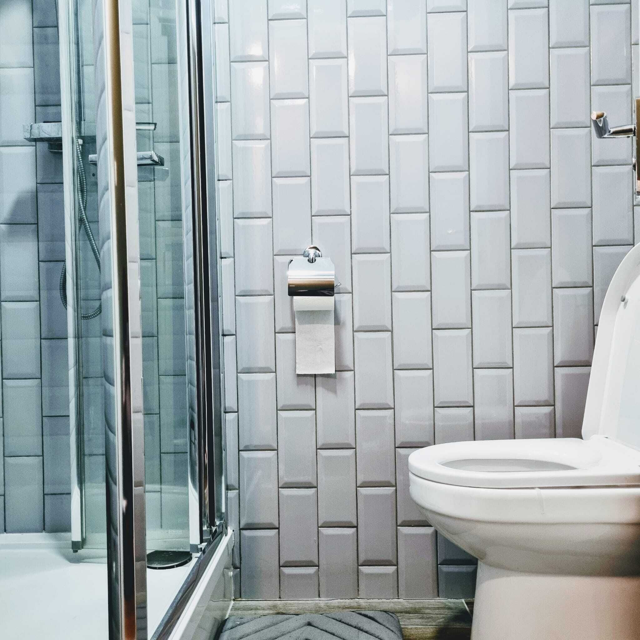 Douche, séchoir à cheveux, serviettes fournies, savon