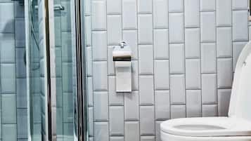 Douche, séchoir à cheveux, serviettes fournies, savon