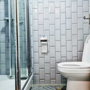 Dusj, hårføner, håndklær og såpe