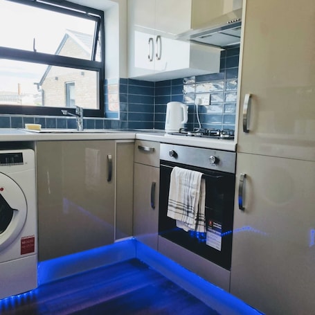 Fridge, microwave, oven, stovetop. Beautiful & Clean 1 bed Apartment in Hackney Wick