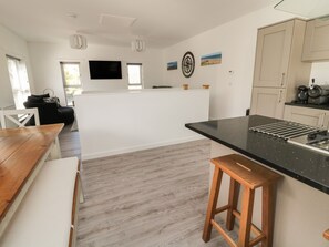 Casa de campo | Cocina privada | Refrigerador, lavavajillas, tetera eléctrica y tostadora 