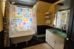 Hair dryer, towels - Very Cool, Retro Getaway in Heart of Downtown (Bellefonte)