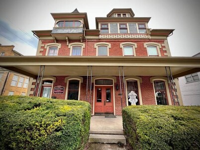 Very Cool, Retro Getaway in Heart of Downtown